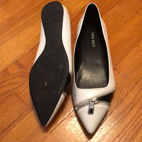 White Nine West flats with zipper - Picture 2 of 3